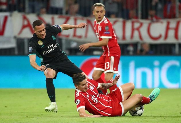 Bitva gigantů v semifinále Ligy mistrů. James Rodriguez v dresu Bayernu v akci s madridským Lucasem Vazquezem.