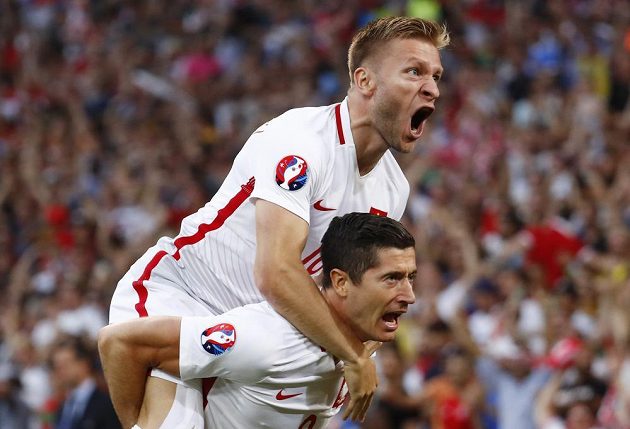 Polská radost! Robert Lewandowski (dole) a Jakub Blaszczykowski slaví vedoucí gól ve čtvrtfinále ME proti Portugalsku.