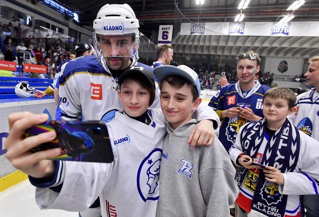 Děti se fotografují s útočníkem Kladna Tomášem Plekancem při oslavách postupu do extraligy