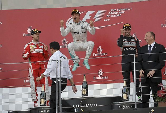 Takto se Němec Nico Rosberg (uprostřed) radoval z výhry v Baku. Vlevo od něj druhý Sebastian Vettel a třetí Sergio Pérez.