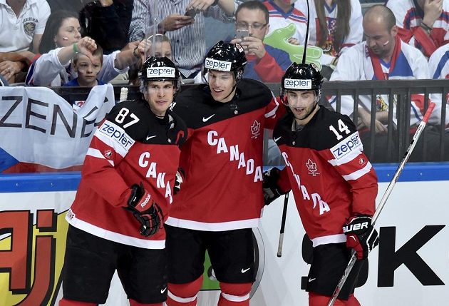 Hokejisté Kanady Sidney Crosby, Taylor Hall a Jordan Eberle oslavují první gól.