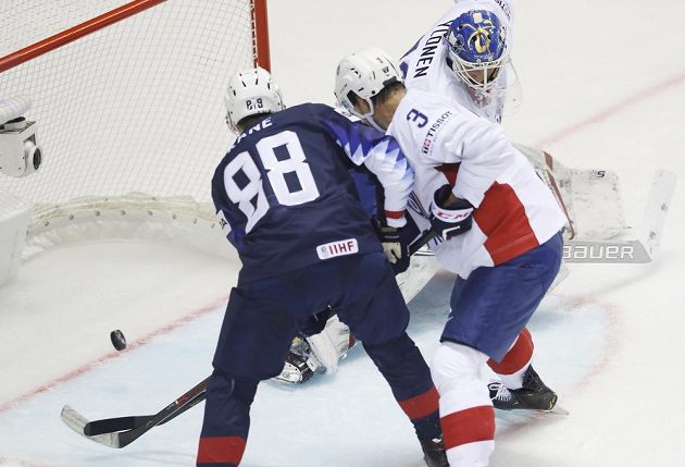 Americký hokejista Patrick Kane střílí gól do sítě Francie na mistrovství světa.