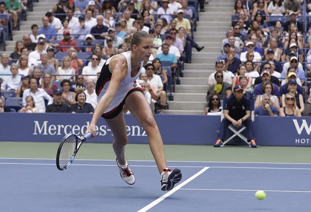 Karolína Plíšková se snaží zahrát těžký míč ve finále US Open s Angelique Kerberovou.