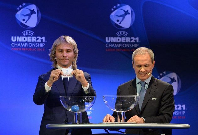 Držitel Zlatého míče Pavel Nedvěd (vlevo) během losování fotbalového ME hráčů do 21 let. Vpravo je Giorgio Marchetti z UEFA.