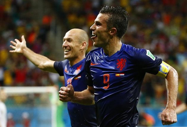 Nizozemský záložník Arjen Robben (vlevo) a útočník Robin van Persie se radují z gólu proti Španělsku.