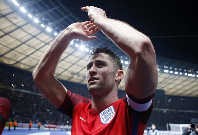 Anglický obránce Gary Cahill děkuje fanouškům za podporu po výhře nad Německem.