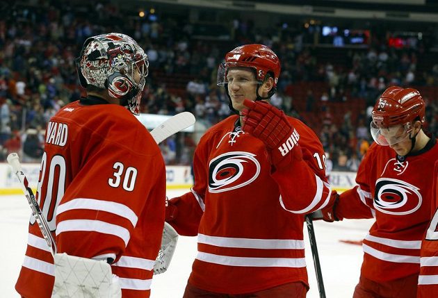 Útočník Caroliny Jiří Tlustý (19) a brankář Cam Ward (30) se radují z dvoubodového zisku nad New Yorkem Rangers.