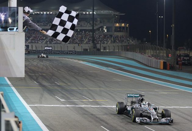Lewis Hamilton z Británie je v cíli Velké ceny Abú Zabí. Titul mistra světa už mu nikdo nevezme.