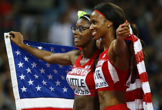 Ve finále na 400 m překážek při MS v Pekingu zůstaly Američanky za Zuzanou Hejnovou: druhá Shamier Littleová (vlevo) a třetí Cassandra Tateová.
