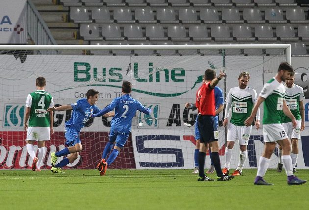 Lukáš Vraštil z Ostravy (druhý zleva) se raduje se spoluhráčem Matějem Helešicem z gólu na hřišti Jablonce.