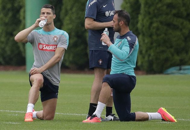 Cristiano Ronaldo (vlevo) a další ne zcela zdravý člen portugalského týmu Beto během individuálního tréninku v přípravném kempu v New Yorku.