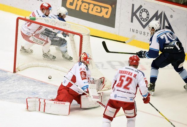 Třinecký brankář Šimon Hrubec dostává gól od plzeňského útočníka Tomáše Hrnky (vpravo).