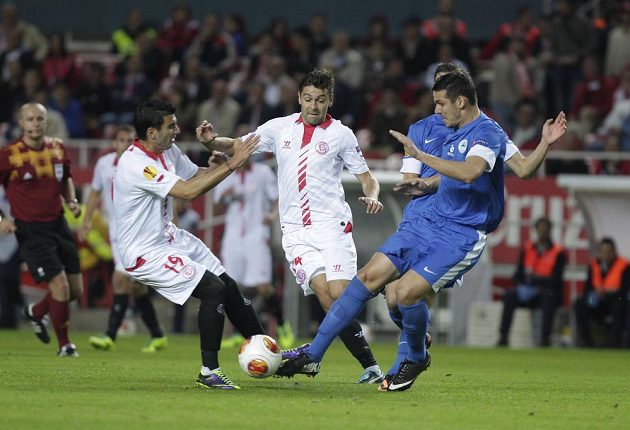Jose Antonio Reyes (vlevo) s Raúlem Ruseskem (uprostřed) bojují o míč s libereckým stoperem Keličem.