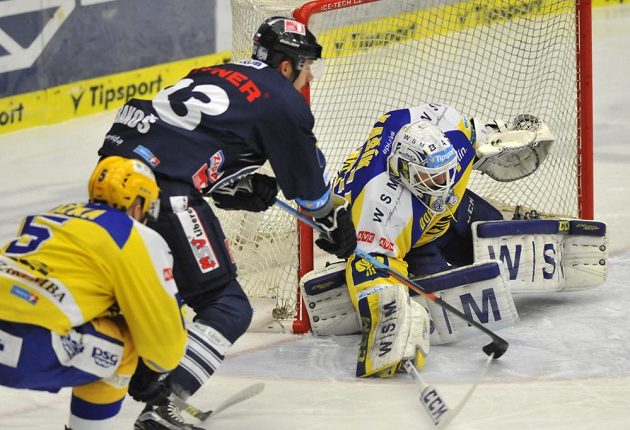 Tomáš Žižka (zleva) ze Zlína, Martin Bakoš z Liberce a brankář Zlína Libor Kašík v utkání 37. kola extraligy..