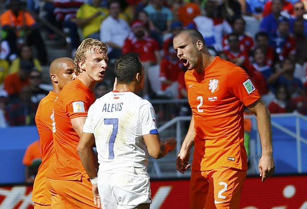 Nizozemští obránci Dirk Kuijt a Ron Vlaar (2) v ostré diskuzi s Alexisem Sanchézem z Chile.