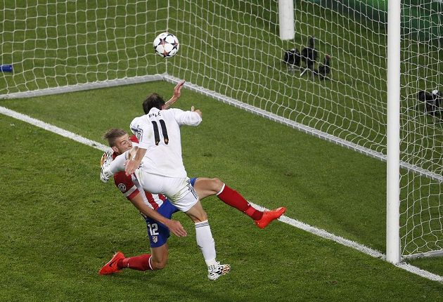 Gareth Bale (11) otáčí skóre finále LM ve prospěch Realu. Alderweireld se snažil bránit marně.