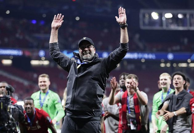Konečně. Liverpoolský manažer Jürgen Klopp slaví triumf ve finále fotbalové Ligy mistrů.