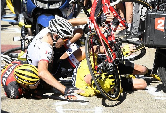 Chris Froome (ve žlutém), Bauke Mollema (uprostřed) a Richie Porte krátce po srážce s motocyklem.