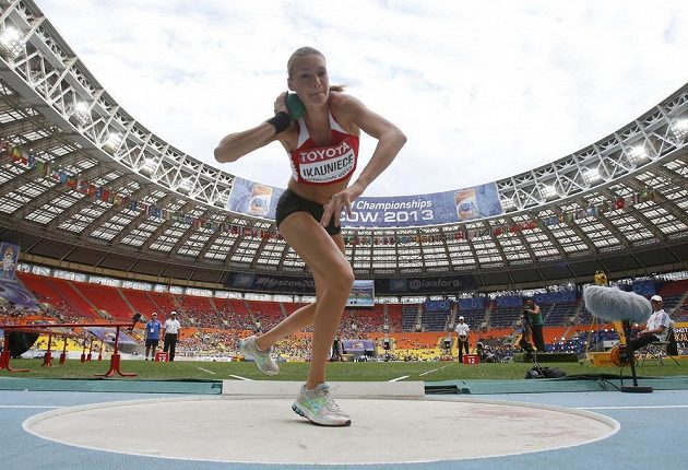 Lotyšská sedmibojařka Laura Ikaunieceová se chystá na svůj pokus ve vrhu koulí.
