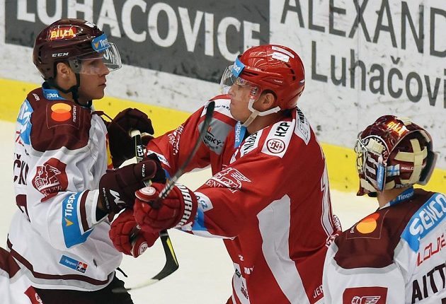 Brankář Sparty Sami Aittokallio sleduje potyčku svého spoluhráče Roberta Říčky s třineckým Danielem Rákosem.