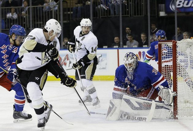Útočník Pittsburghu Jevgenij Malkin (třetí zprava) překonává brankáře New Yorku Rangers Henrika Lundqvista střelou z otočky.