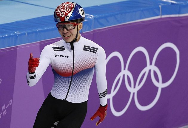 Korejec Lim Hjo-čun se raduje z triumfu v úvodním závodu v shorttracku na 1500 metrů.