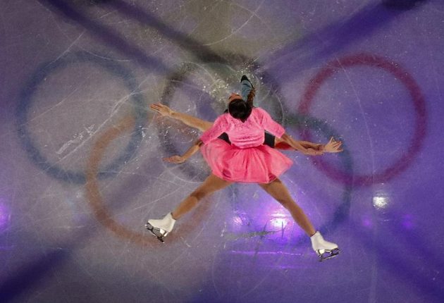 Krasobruslařští Barbie a Ken. Valentina Marcheiová nad hlavou svého partnera z italské sportovní dvojice Ondřeje Hotárka při exhibici.