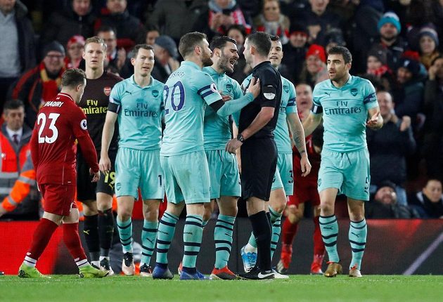 Fotbalisté Arsenalu se zlobí na rozhodčího poté, co odpískal penaltu ve prospěch Liverpoolu v utkání Premier League.