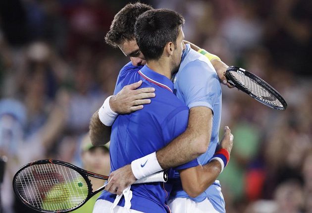 Po zápase se ani Juan Martín del Potro (vpravo), ani Novak Djokovič neubránili slzám.