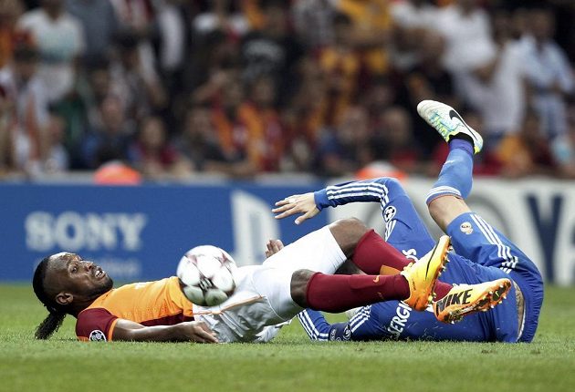 Didier Drogba (vlevo) z Galatasaraye Istanbul bojuje v utkání Ligy mistrů se Sergiem Ramosem z Realu.
