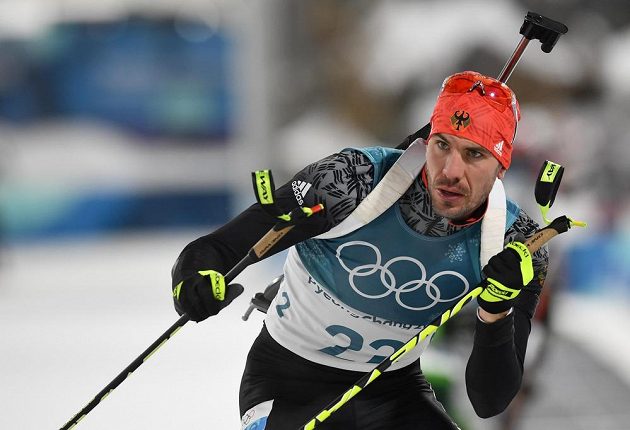 Němec Arnd Peiffer v průběhu biatlonového sprintu na olympiádě v Pchjongčchangu.