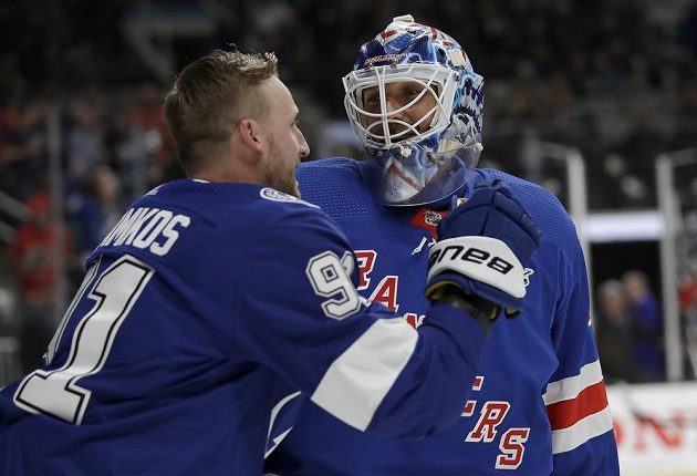 Steven Stamkos z Tampy s brankářem Henrikem Lundqvistem na víkendovém setkání hvězd NHL.