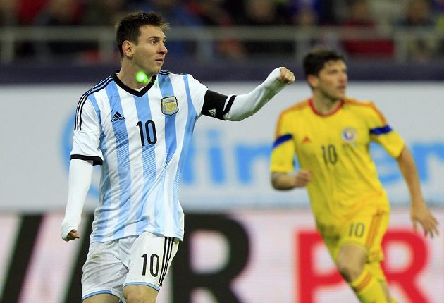 Kapitán argentinské reprezentace Lionel Messi se v Bukurešti musel smířit s tím, že na něj fanoušci Rumunska svítili laserem.
