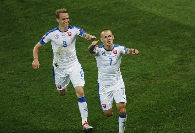 Slováci se radují z vedoucího gólu proti Rusku. Vlevo je útočník Ondrej Duda, vpravo autor gólu Vladimír Weiss.