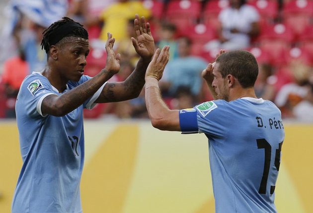 Diego Perez z Uruguaye (vpravo) se raduje se střelcem Abelem Hernandezem z branky.