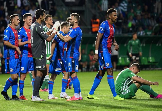 Utkání 2. kola první fotbalové ligy: Bohemians Praha 1905 - Viktoria Plzeň, 1. srpna 2021 v Praze. Hráči Plzně se radují z vítězství po konci utkání.