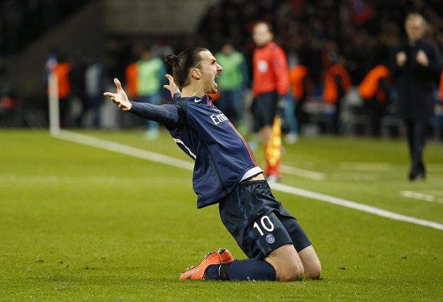 Útočník Paris St. Germain Zlatan Ibrahimovic slaví gól proti Chelsea v úvodním osmifinálovém duelu Ligy mistrů.