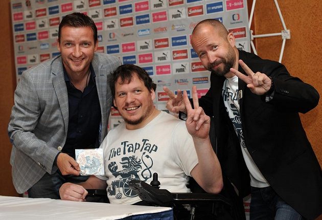 Manažer fotbalové reprezentace Vladimír Šmicer (vlevo) se členy kapely The Tap Tap.