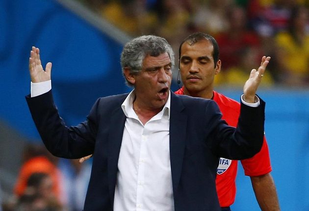 Řecký kouč Fernando Santos se vzteká před rozhodčím Nawafem Shukrallou z Bahrajnu během osmifinále MS proti Kostarice.