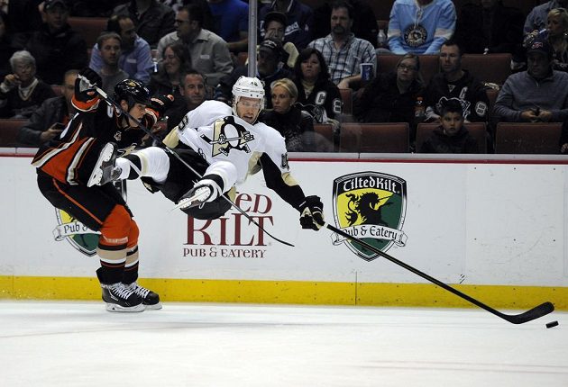 Obránce Kačerů Bryan Allen (vlevo) podráží centra Pittsburghu Penguins Joe Vitaleho.