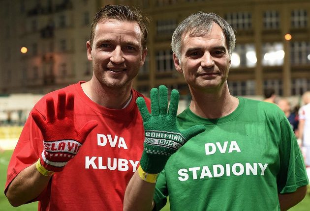 Vladimír Šmicer a Ivan Trojan v rámci podpory záchrany stadiónu Ďolíček během utkání 8. kola Synot ligy mezi Bohemians Praha 1905 a Slavií Praha.