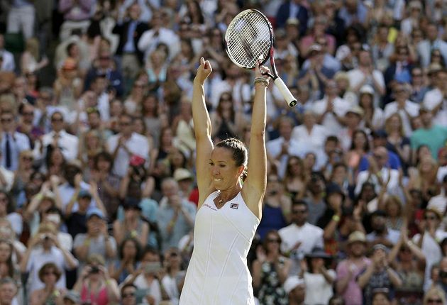 Srbská tenistka Jelena Jankovičová se raduje z vítězství nad Petrou Kvitovou a postupu do osmifinále Wimbledonu.