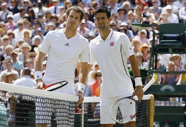 Murray (vlevo) s Djokovičem ještě před startem velkého wimbledonského finále.