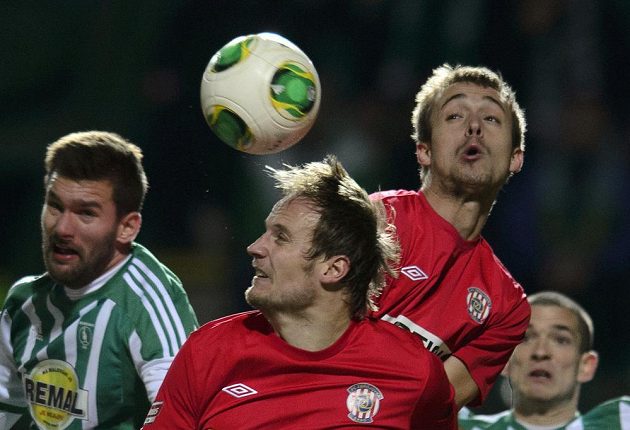 Zleva obránce Bohemians Martin Cseh, obránce Zbrojovky Pavel Košťál, a útočník Jiří Skalák v hlavičkovém souboji v utkání 16. kola Gambrinus ligy.