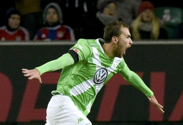 Nizozemský útočník Bas Dost z Wolfsburgu se raduje ze svého druhého gólu v utkání proti Bayernu Mnichov.