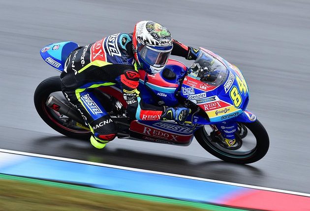 Český závodník Jakub Kornfeil při sobotní kvalifikaci na VC České republiky ve třídě Moto3.