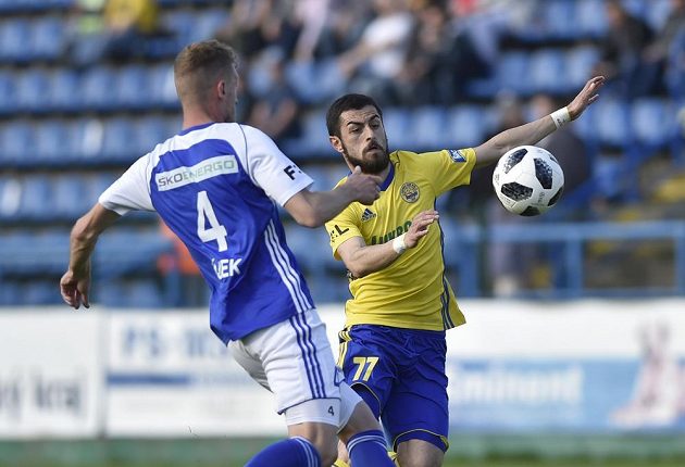 Mladoboleslavský fotbalista Tomáš Hájek a Vachtang Čanturišvili ze Zlína v akci během utkání nejvyšší soutěže.