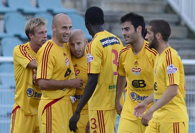 Utkání 1. kola první fotbalové ligy Dukla Praha - 1. SC Znojmo hrané 19. července v Praze. Autor prvího gólu Dukly Patrik Gedeon (třetí zleva) přijímá gratulace od spoluhráčů.