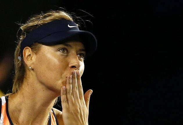 Ruská tenistka Maria Šarapovová zdraví faboušky na Australian Open po vítězství nad Američankou Davisovou.