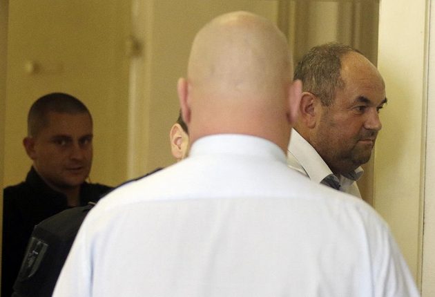 Justiční stráž přivádí Miroslava Peltu k soudu, který rozhodoval o jeho vzetí do vazby.